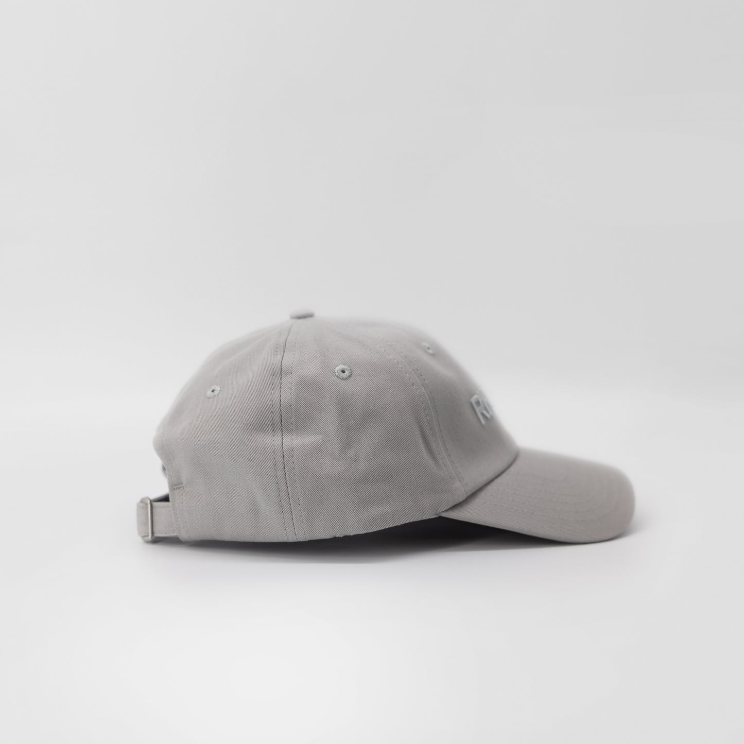 Cap light grey, logo embroidered silver